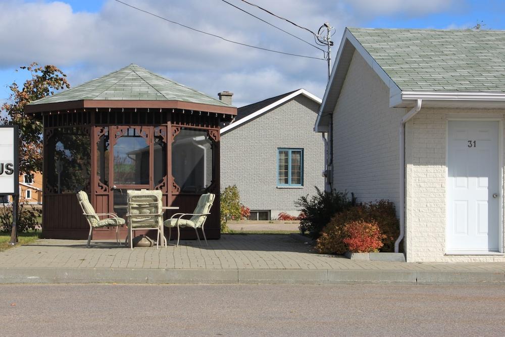 Motel Quatre Saisons Forestville Extérieur photo